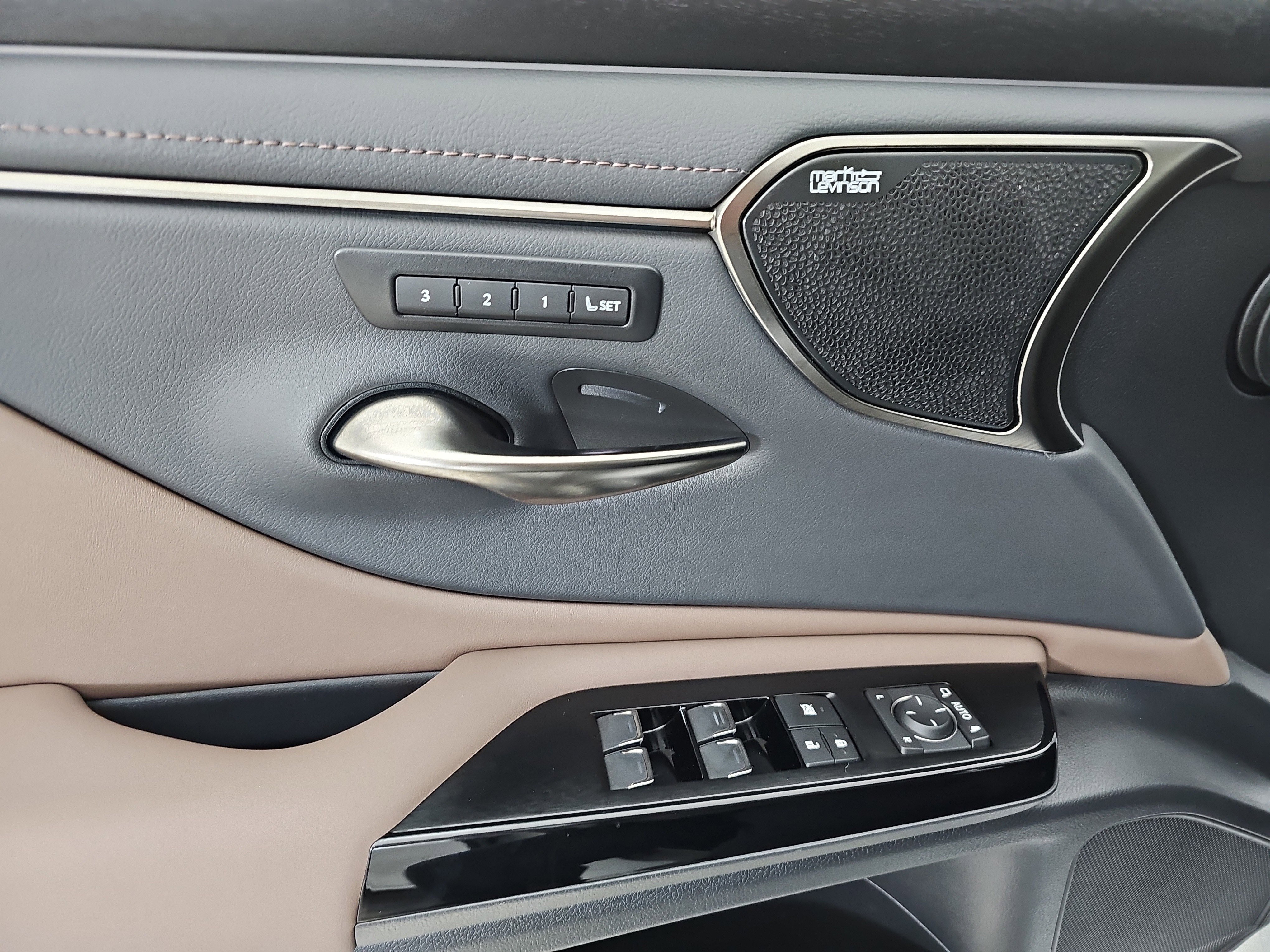 Used 2024 Lexus ES 350 Ultra Luxury w/ Accessory Package (Z1) image 13