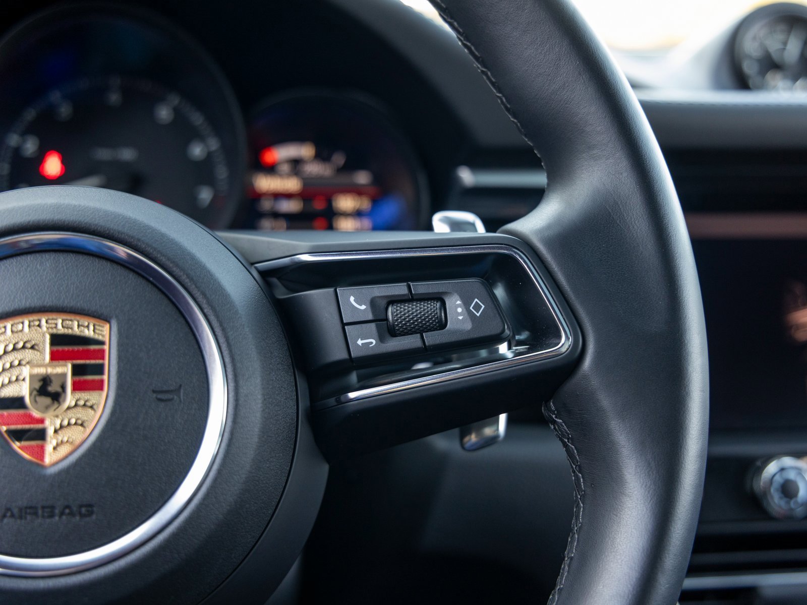 Certified 2024 Porsche Macan image 31