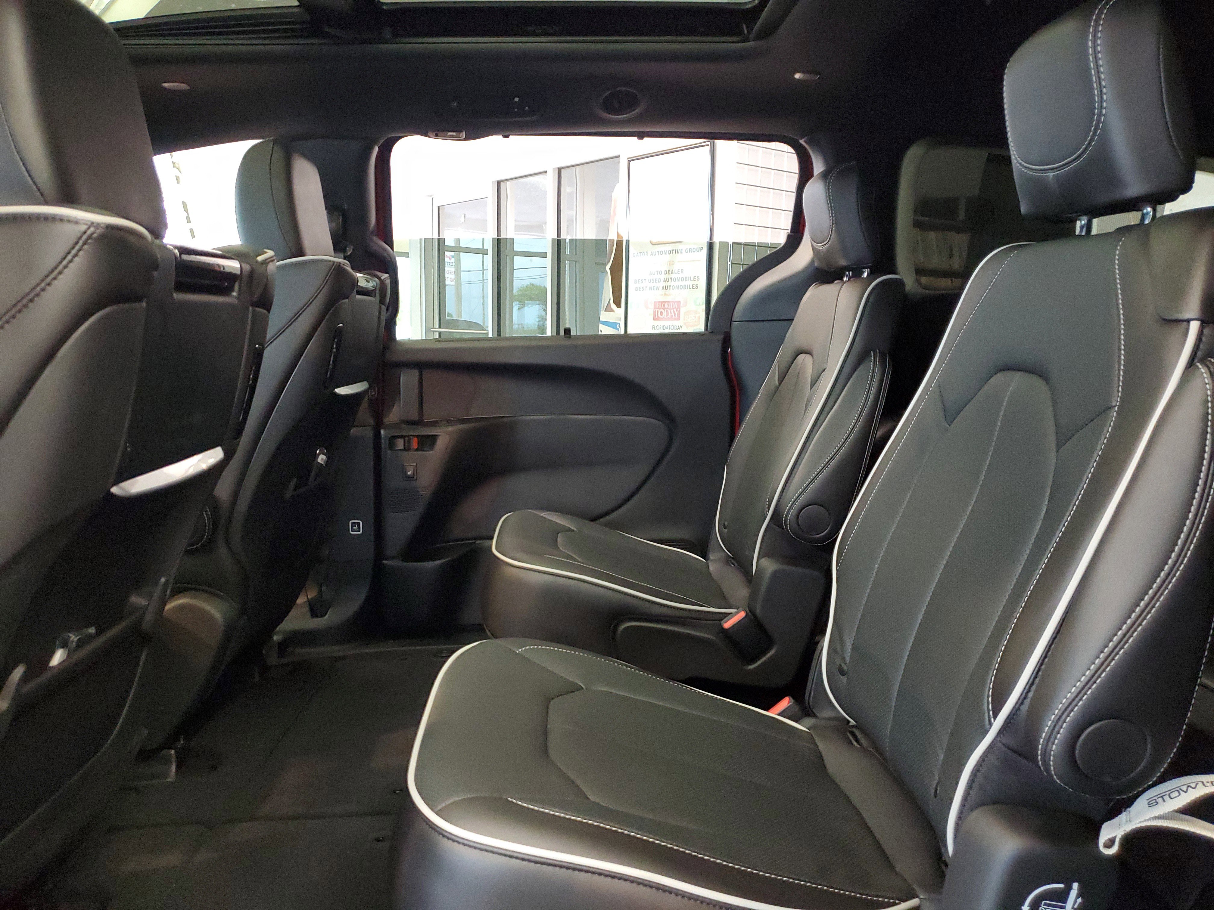 New 2026 Chrysler Pacifica Limited w/ Uconnect Theater Family Group image 8