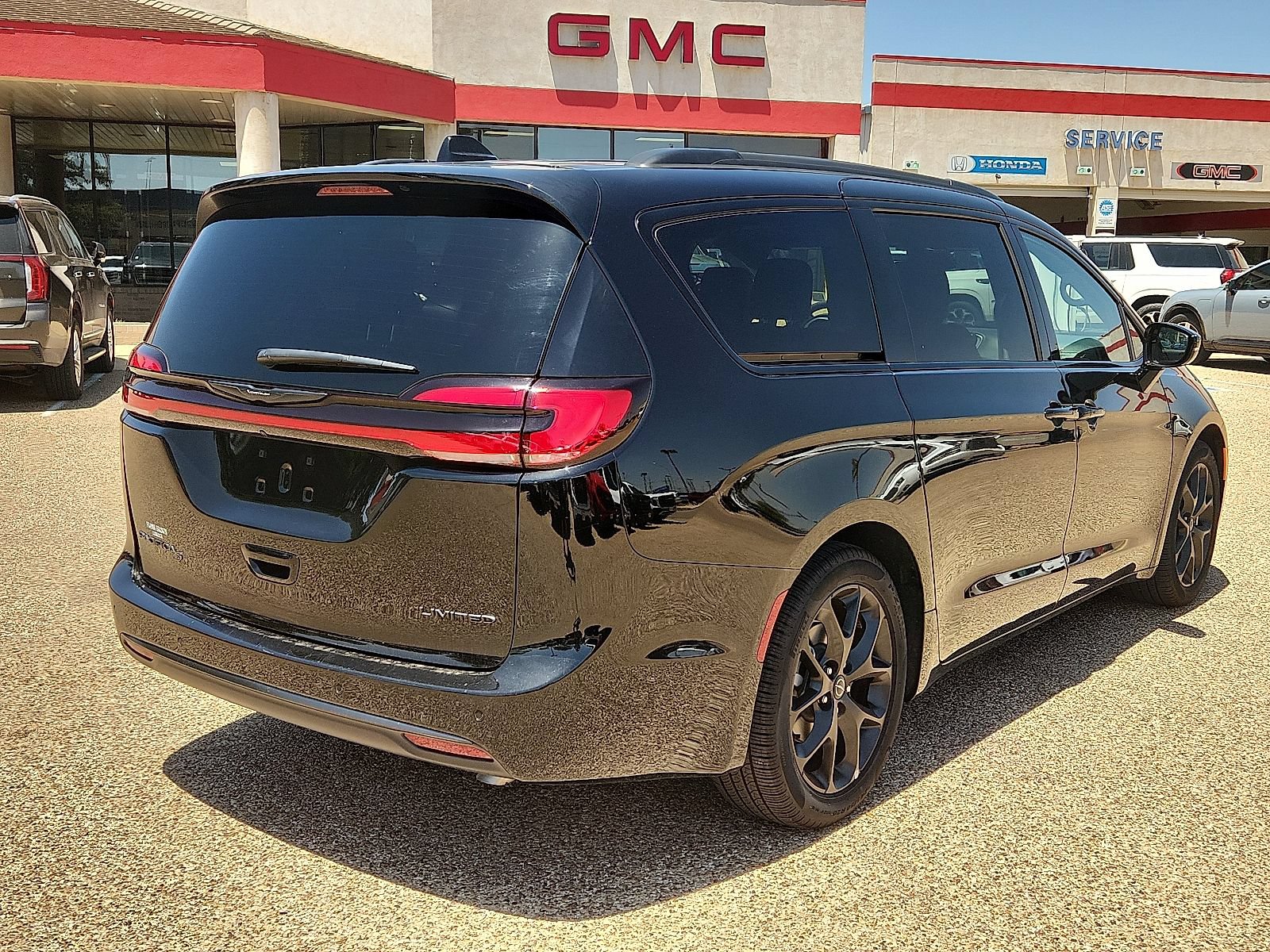 Used 2025 Chrysler Pacifica Limited FWD image 4