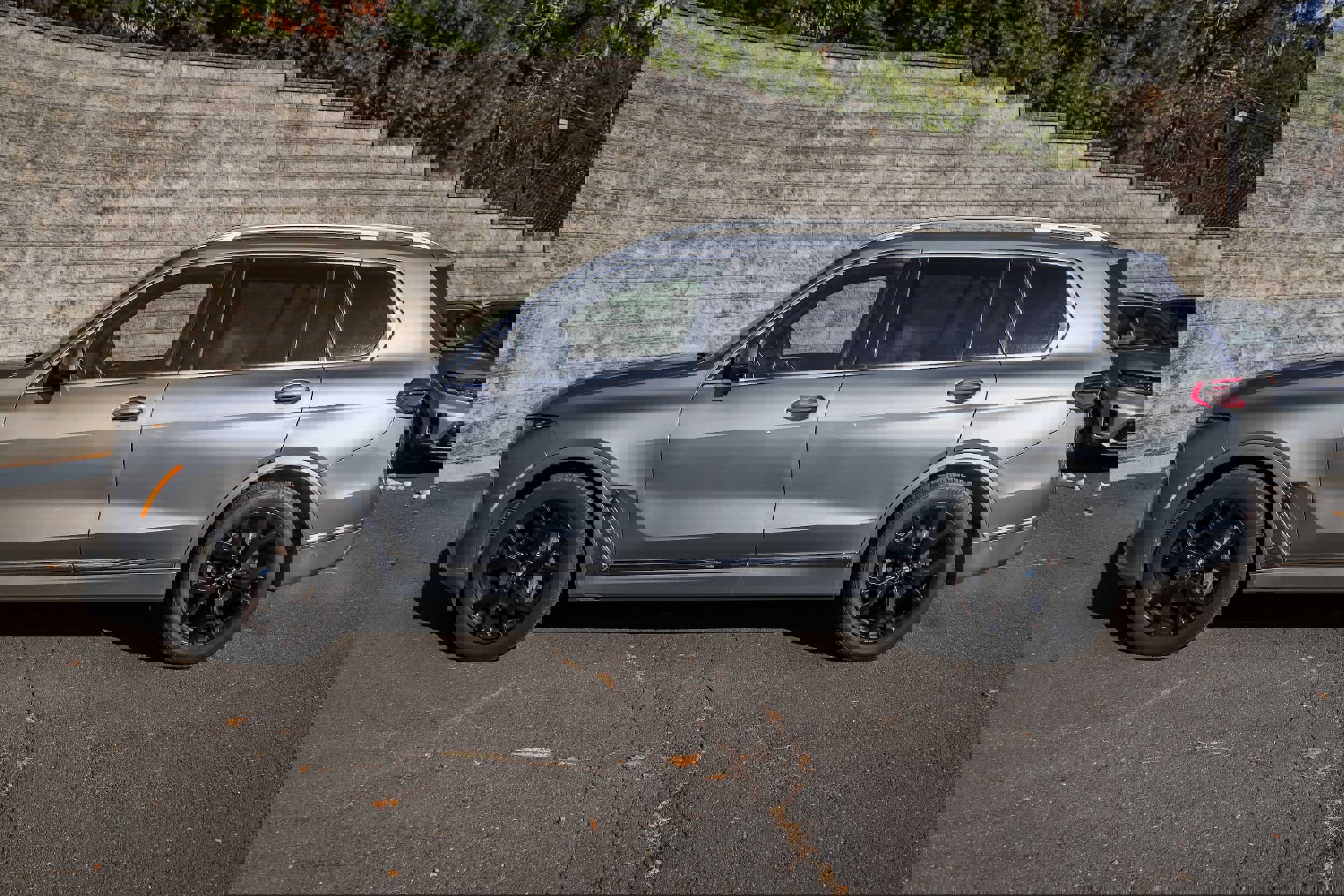 Used 2024 BMW X7 xDrive40i w/ Premium Package image 9