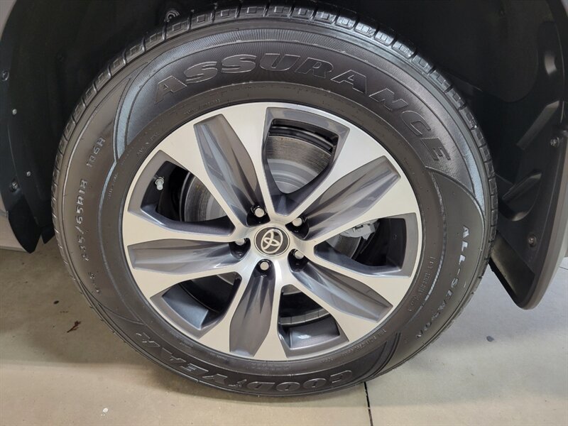 Used 2024 Toyota Highlander XLE AWD/4WD image 17
