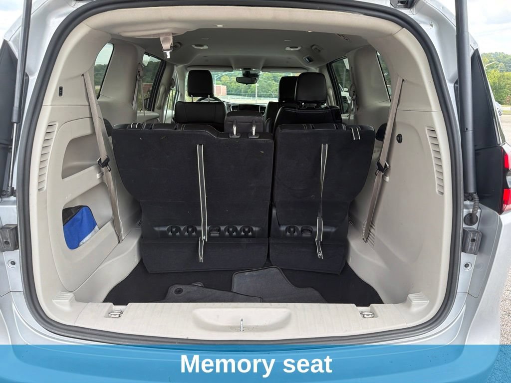 Used 2024 Chrysler Pacifica Touring-L FWD image 16