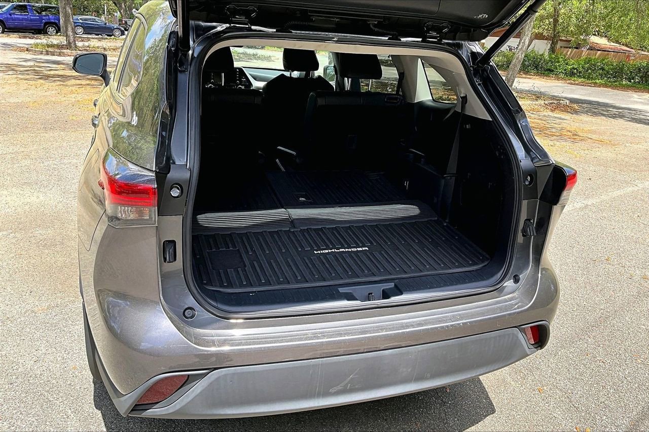 Used 2021 Toyota Highlander XLE AWD/4WD image 37