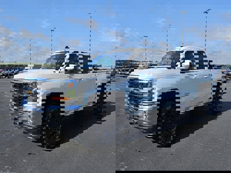 Used 2018 Chevrolet Silverado 1500 LT w/ All Star Edition AWD/4WD image 3