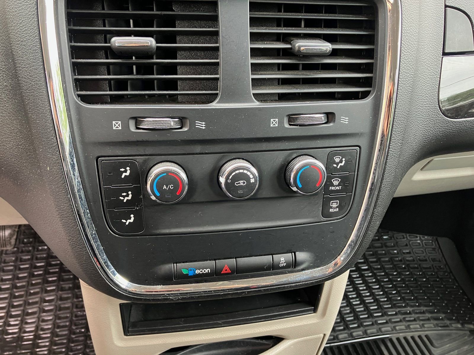 Used 2014 Dodge Grand Caravan American Value Package FWD image 26