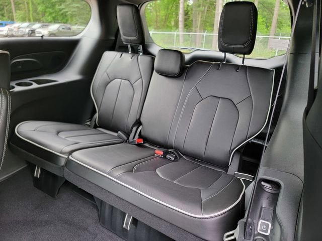 New 2027 Chrysler Pacifica Limited AWD/4WD image 21