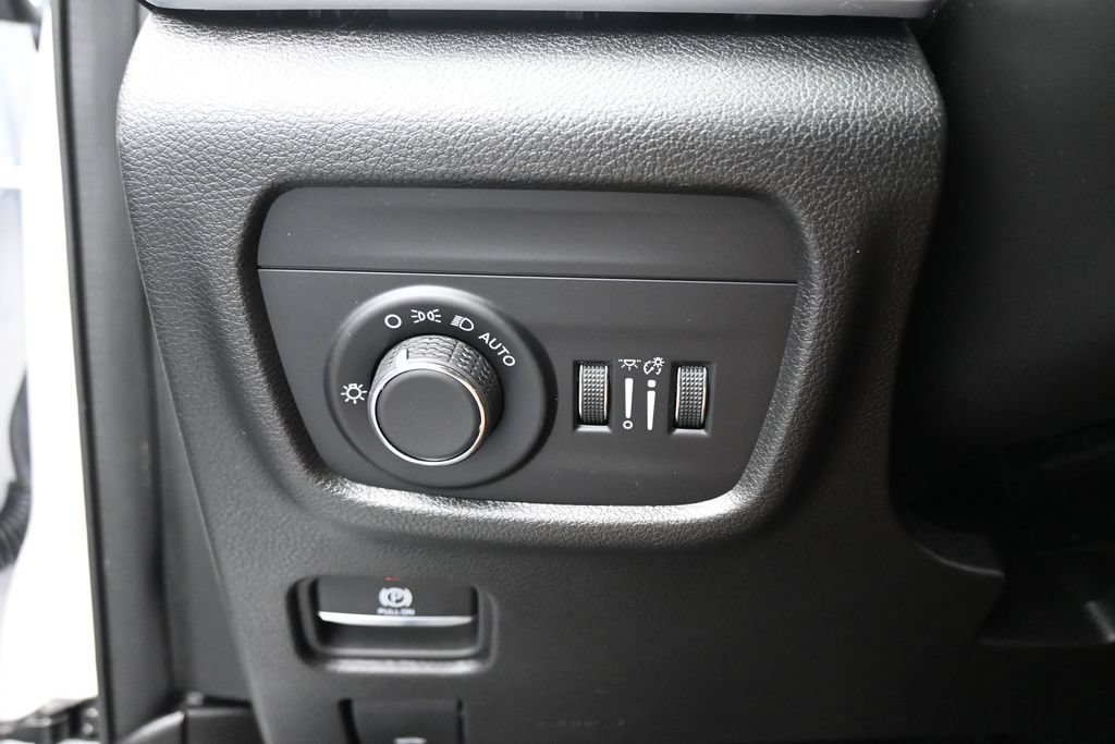 Used 2025 Jeep Grand Cherokee Laredo w/ Luxury Tech Group I AWD/4WD image 13