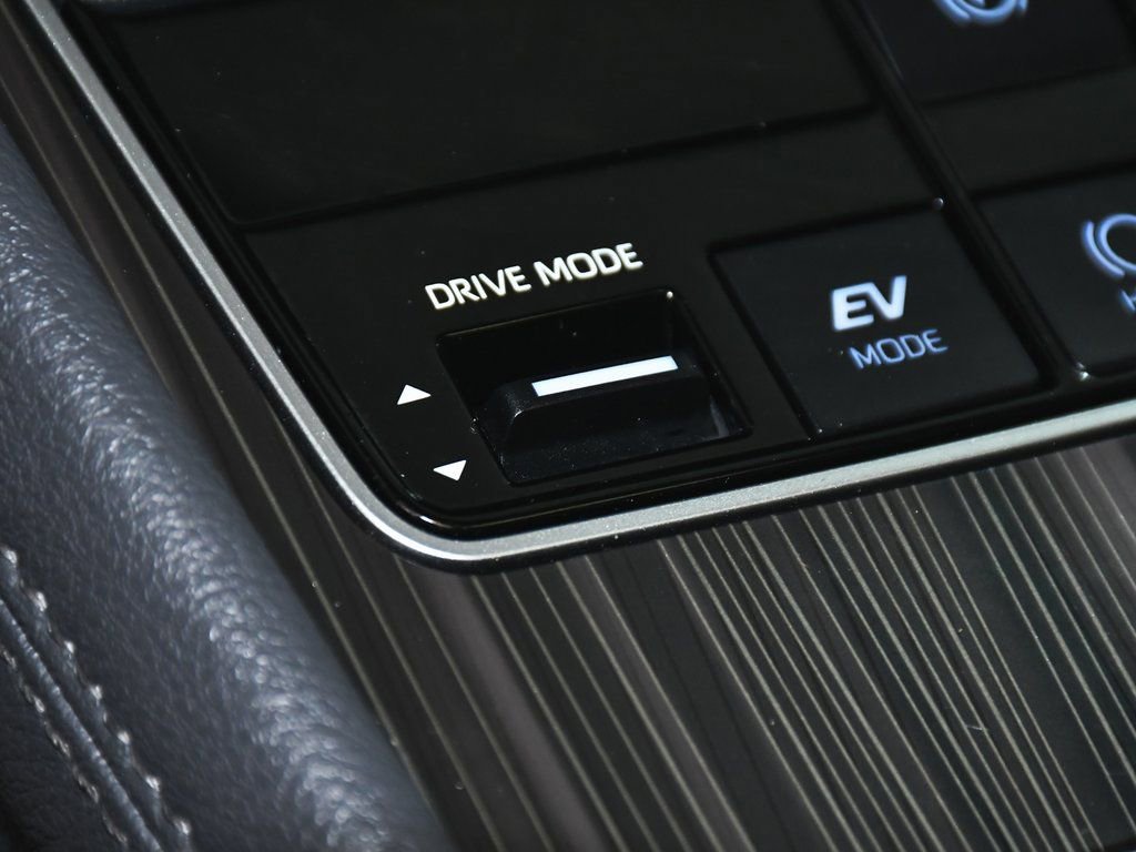 Used 2023 Toyota Sienna Limited image 39