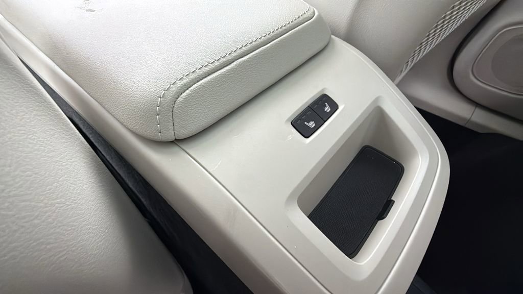 Certified 2024 Volvo XC60 T8 Ultimate w/ Climate Package image 27