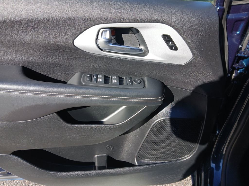 Used 2025 Chrysler Pacifica Limited image 12