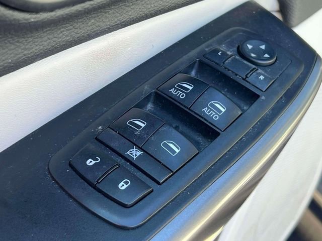 Used 2019 Jeep Cherokee Limited w/ Technology Group image 17