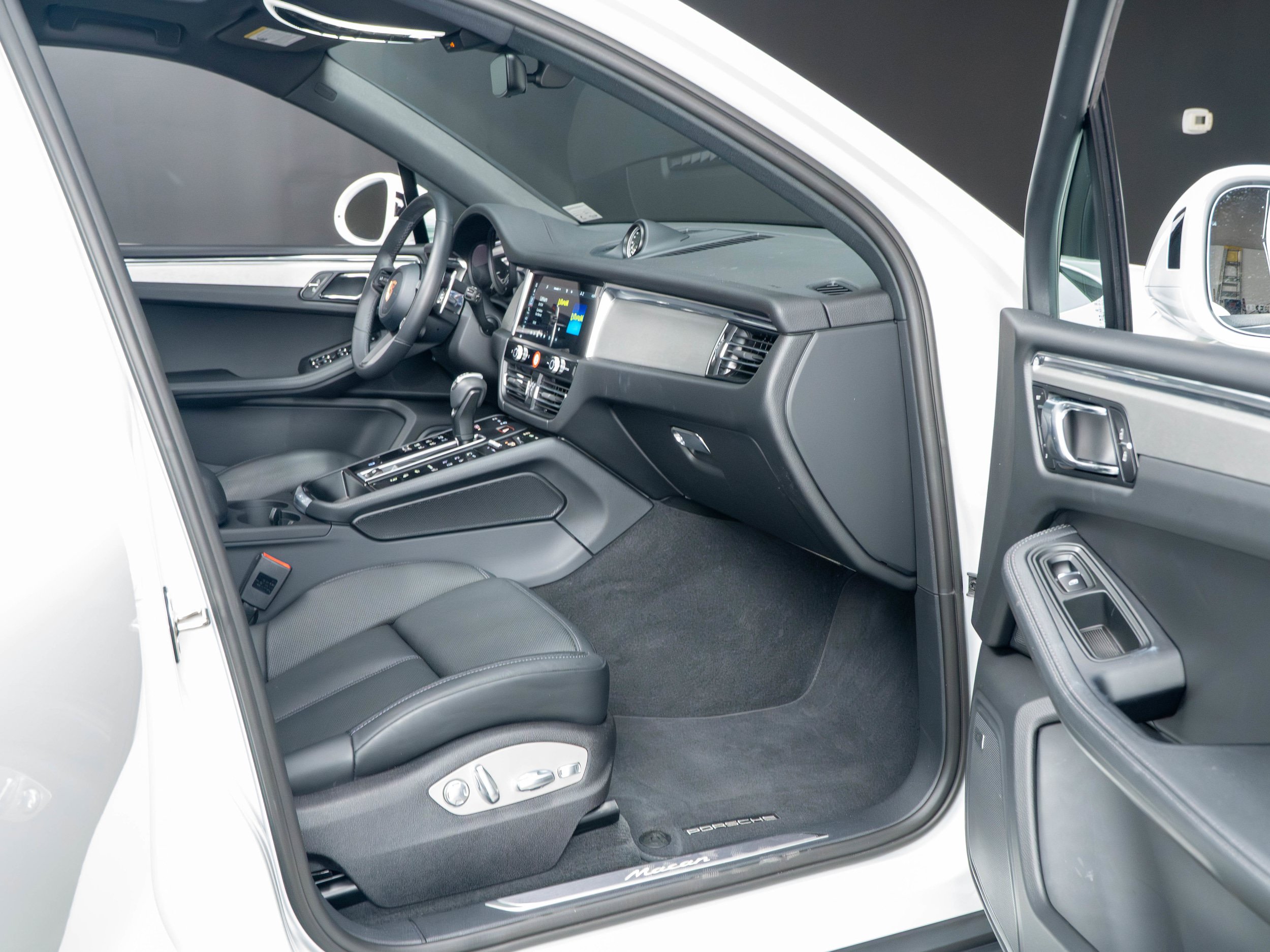 Certified 2026 Porsche Macan AWD/4WD image 33