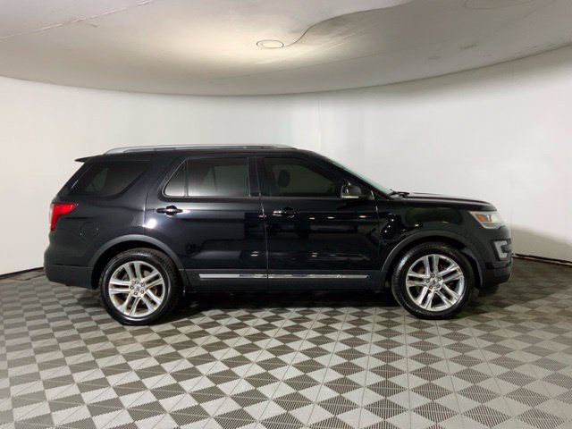 Used 2017 Ford Explorer XLT w/ Equipment Group 202A AWD/4WD image 4