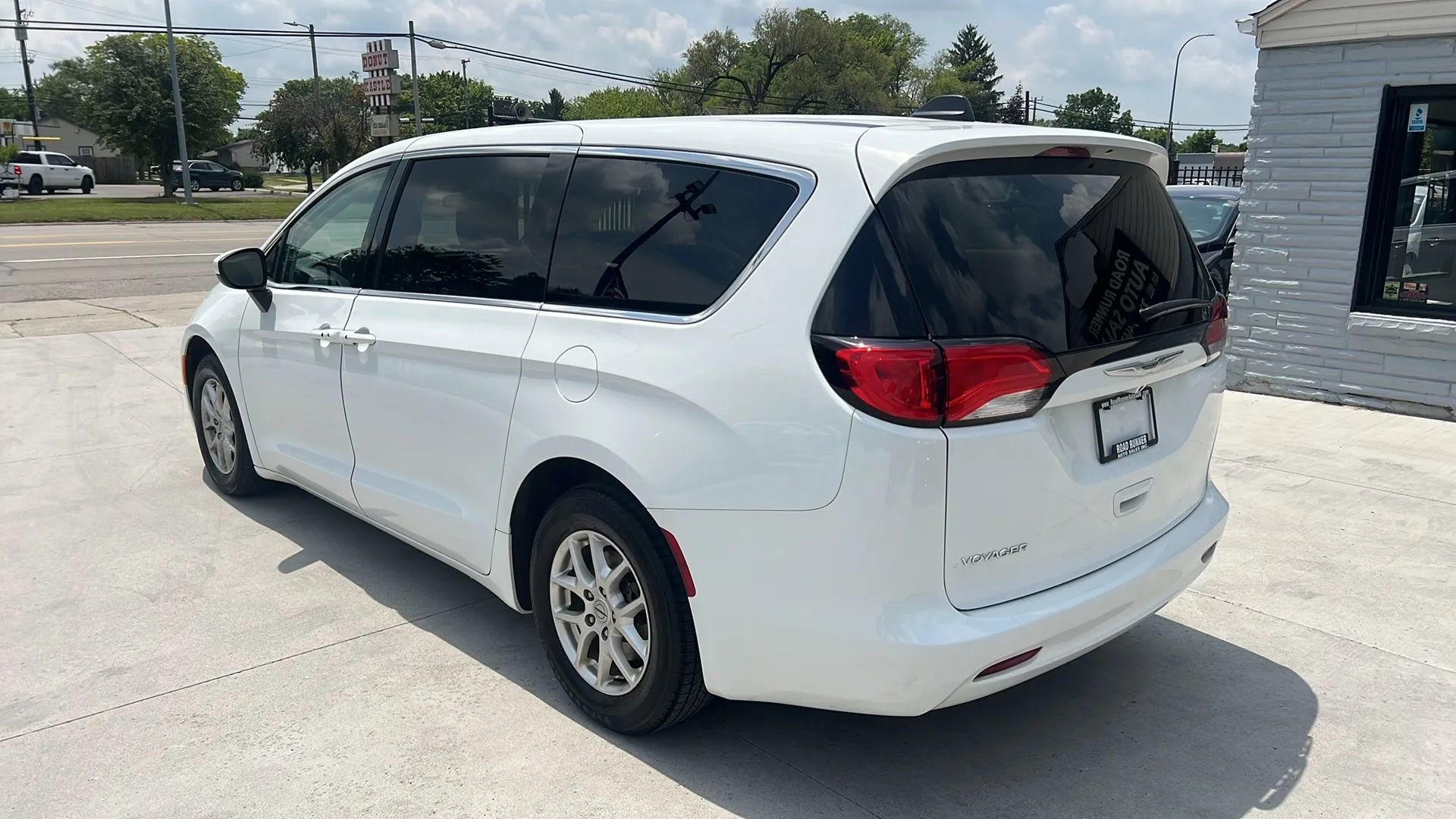 Used 2022 Chrysler Voyager LX image 7