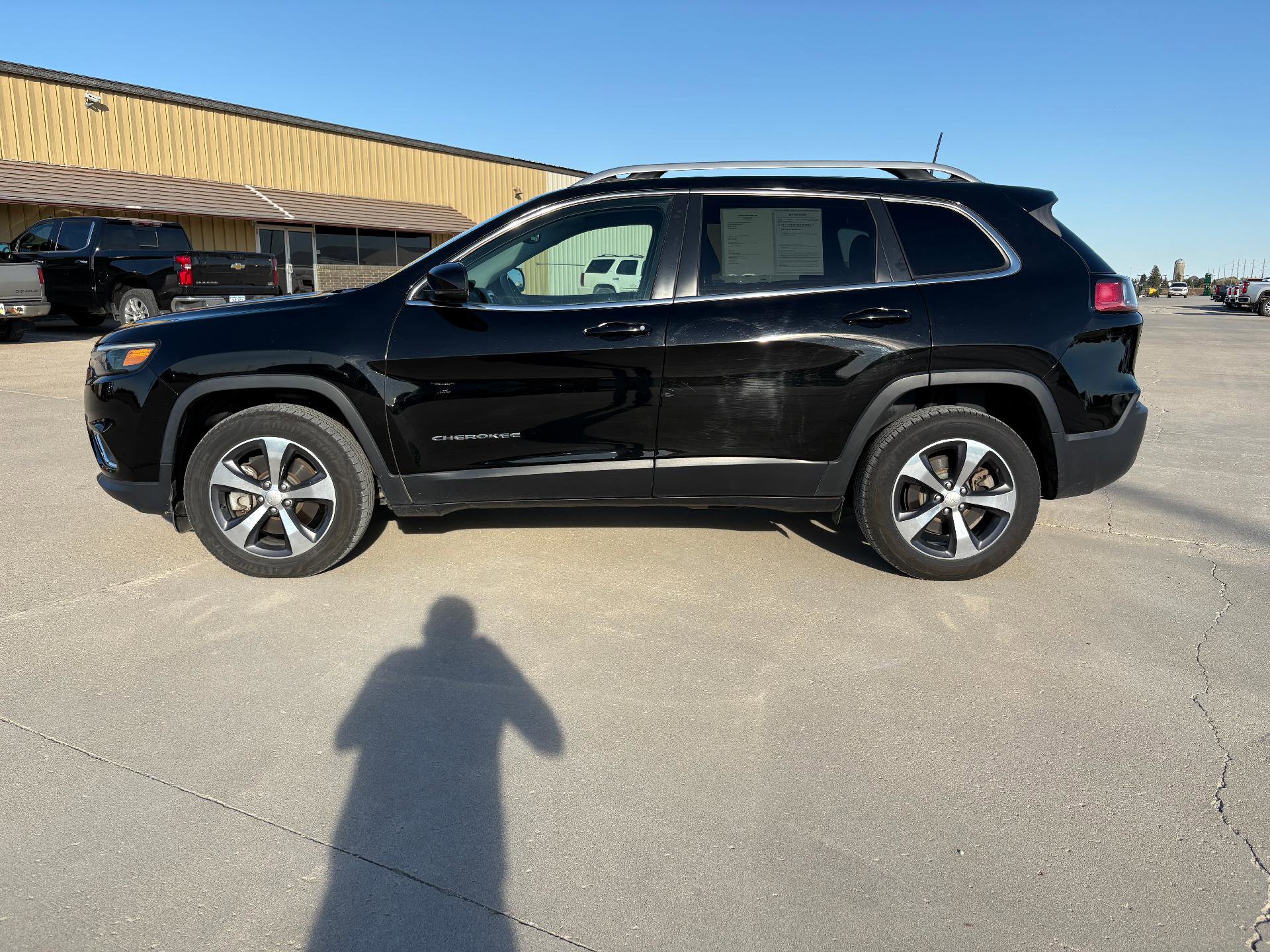 Used 2019 Jeep Cherokee Limited w/ Luxury Group image 3