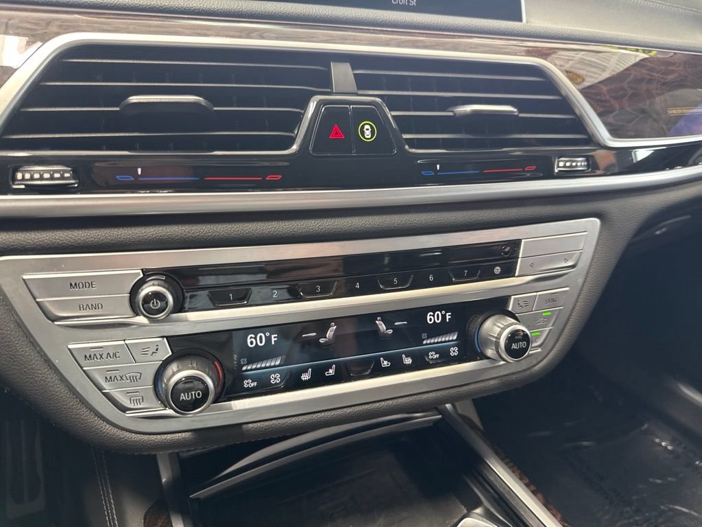 Used 2022 BMW 750i xDrive w/ M Sport Package AWD/4WD image 21