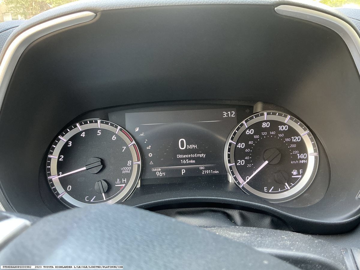 Used 2023 Toyota Highlander XLE FWD image 8