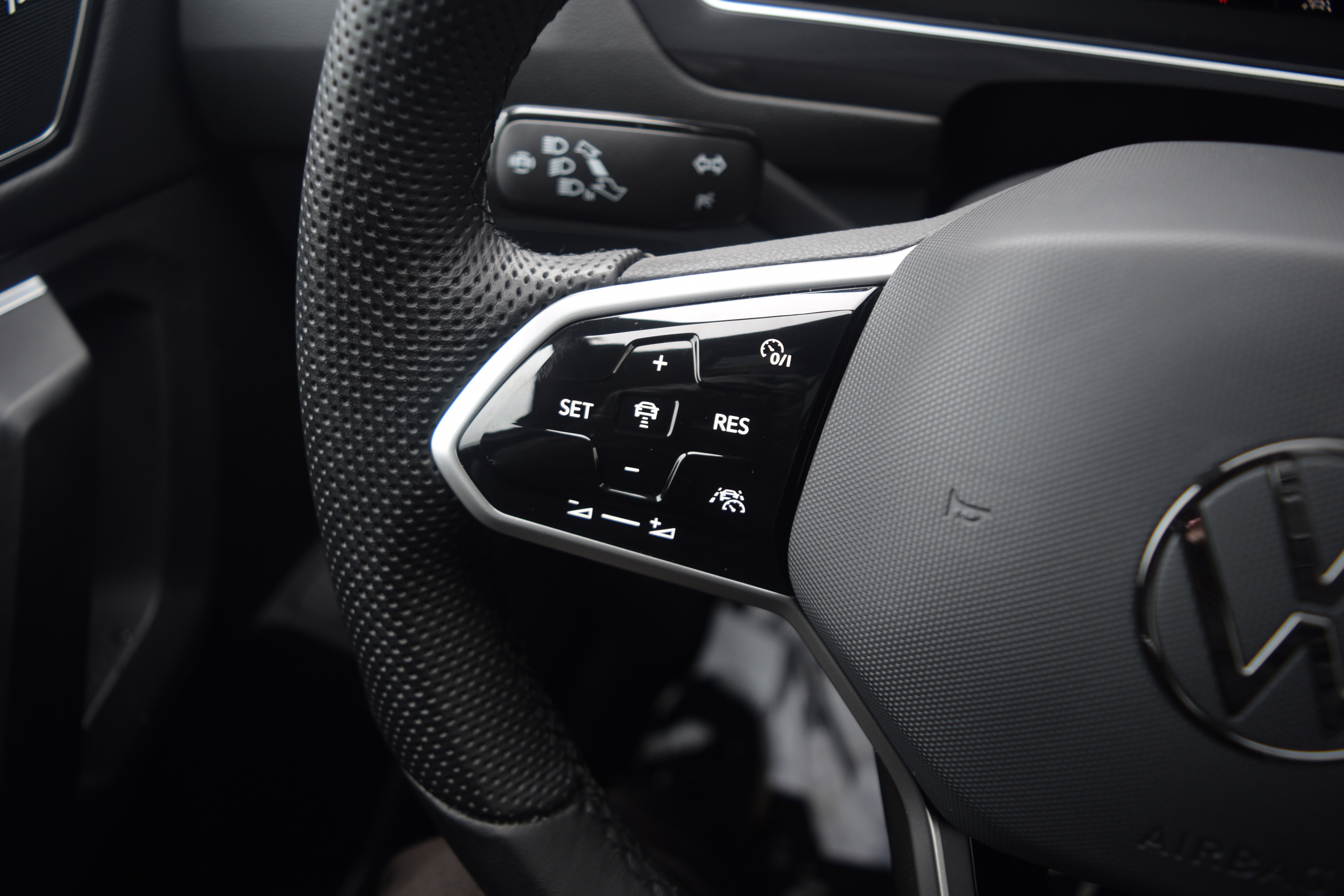 Used 2024 Volkswagen Tiguan SEL R-Line image 5