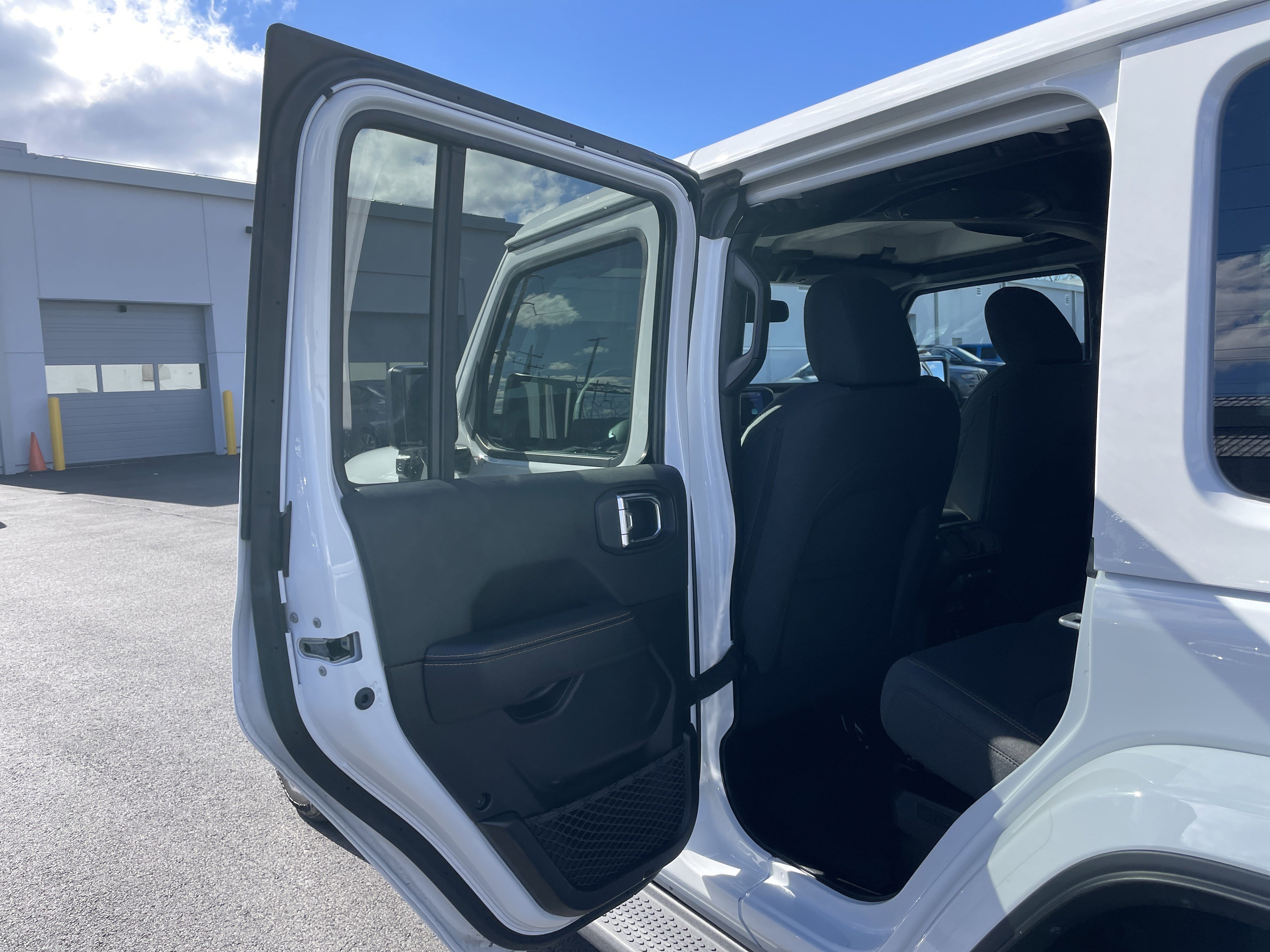 Used 2025 Jeep Wrangler Sahara image 22