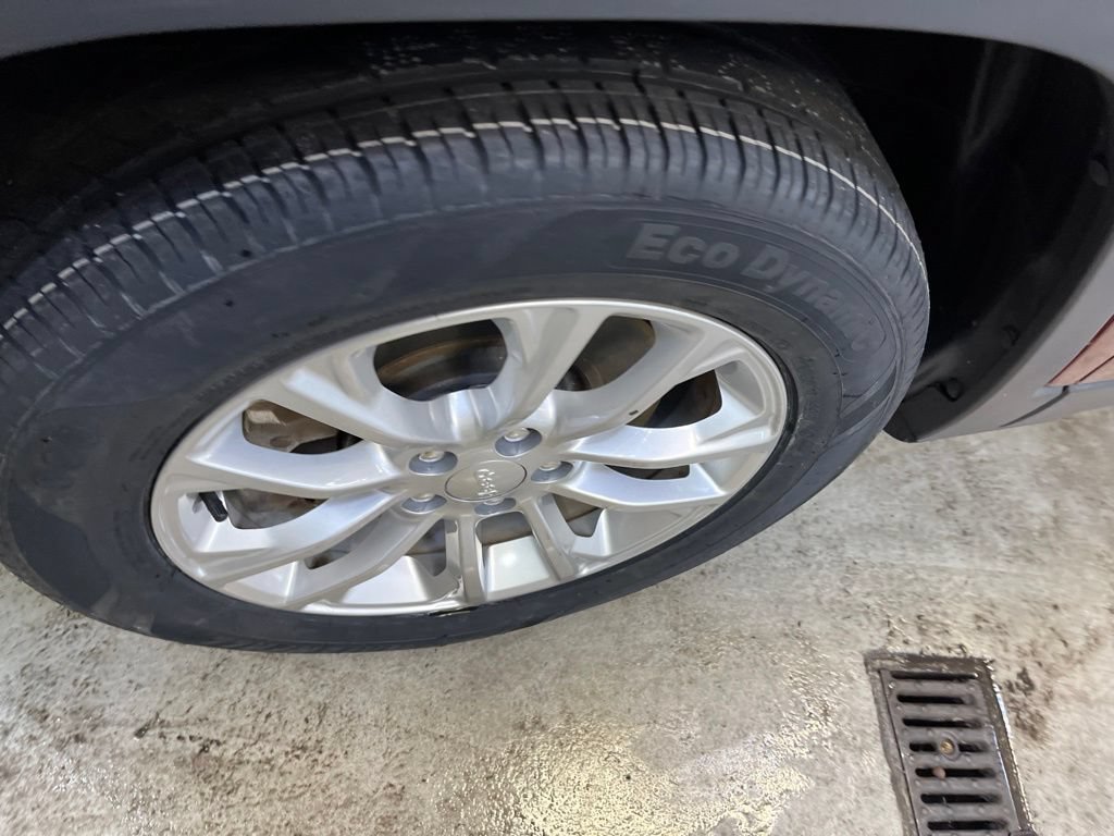 Used 2019 Jeep Cherokee Latitude w/ Popular Appearance Group FWD image 10