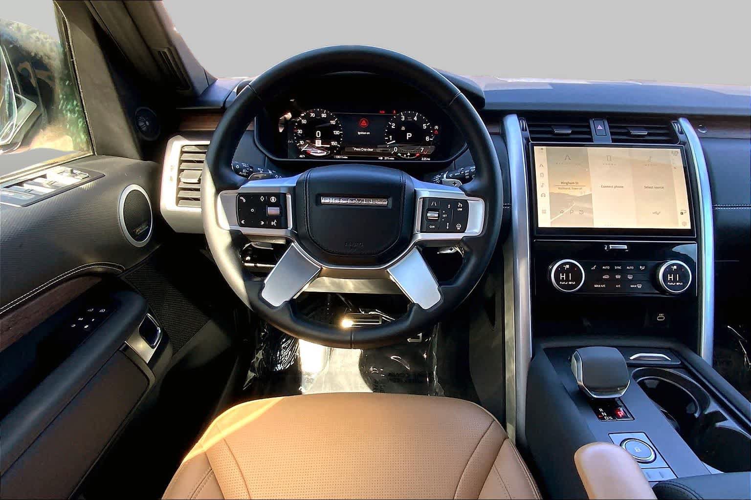 Used 2025 Land Rover Discovery Dynamic SE AWD/4WD image 6