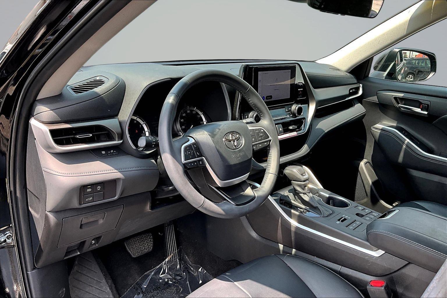 Used 2024 Toyota Highlander XLE AWD/4WD image 16