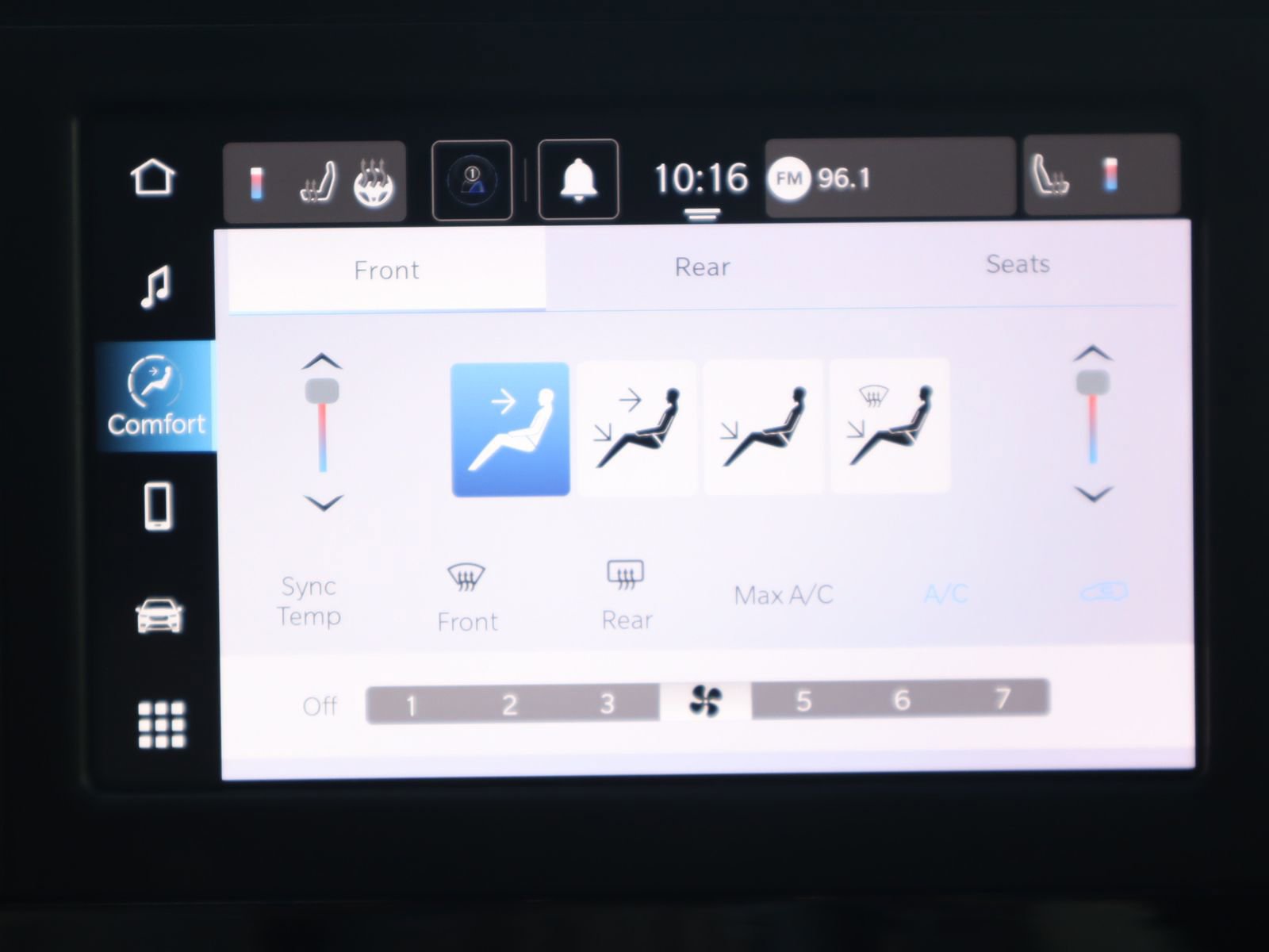 Used 2024 Chrysler Voyager LX image 40