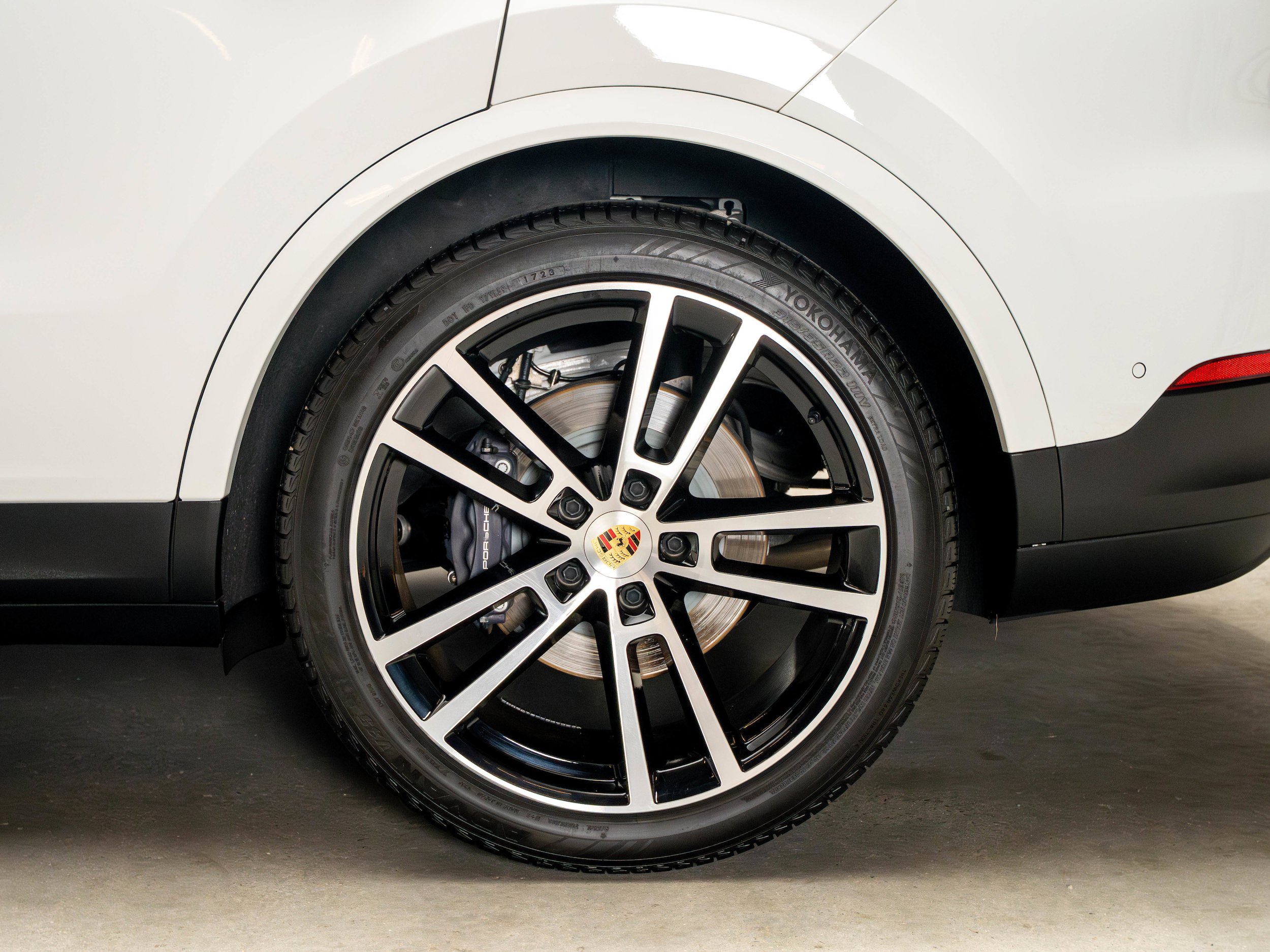 Certified 2024 Porsche Cayenne Coupe AWD/4WD image 18