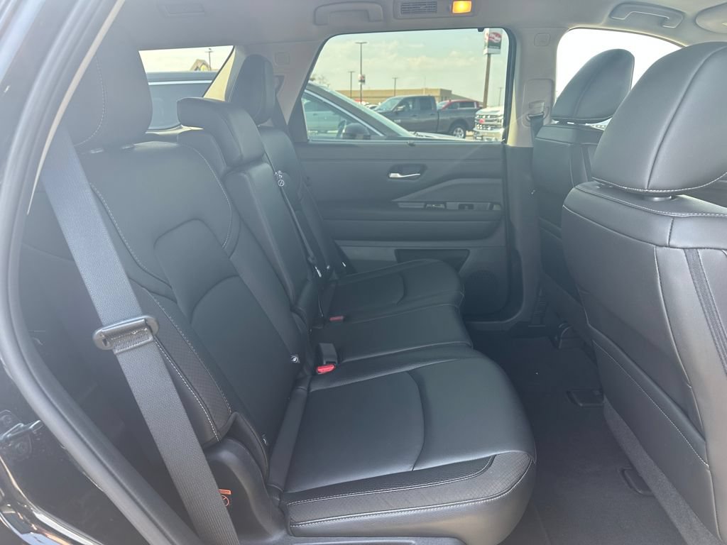 Used 2025 Nissan Pathfinder SL AWD/4WD image 14