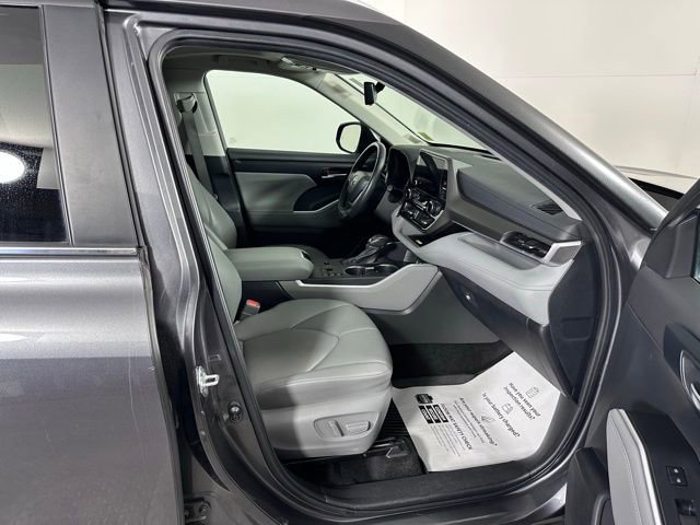 Used 2023 Toyota Highlander XLE AWD/4WD image 10