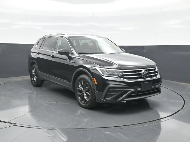 Used 2024 Volkswagen Tiguan SE AWD/4WD image 1