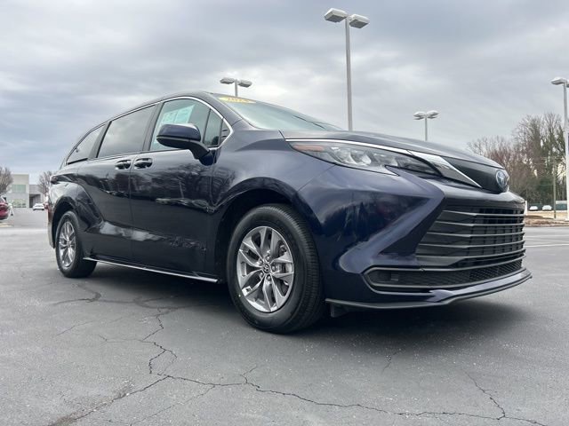 Used 2024 Toyota Sienna LE image 3
