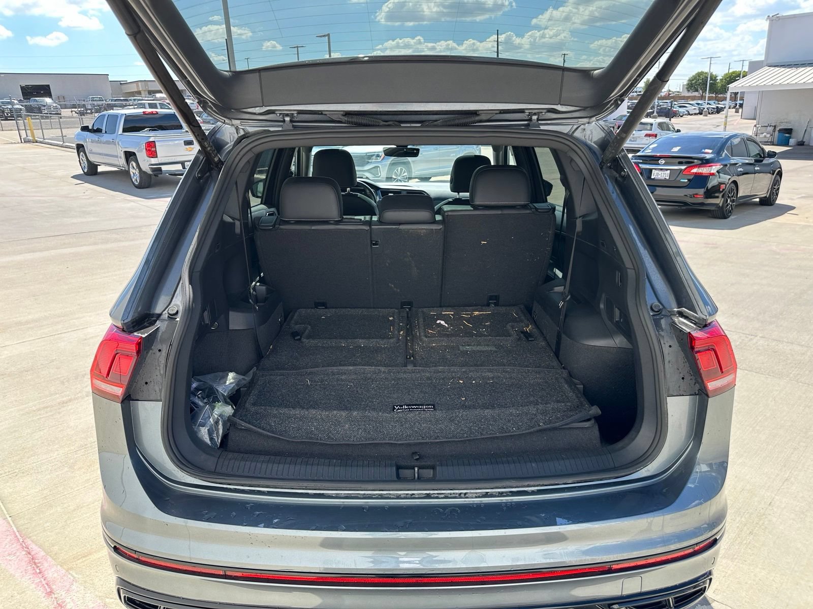 Used 2024 Volkswagen Tiguan SE R-Line w/ MDO Package, Three-Row FWD image 17