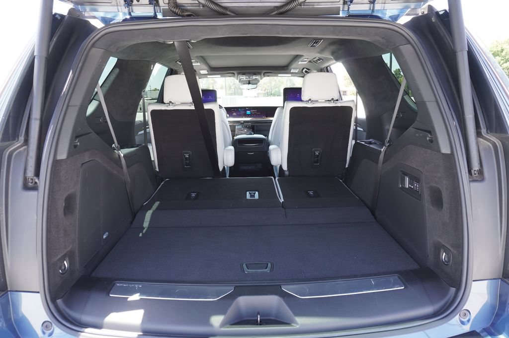 Certified 2026 Cadillac Escalade Platinum Sport w/ LPO, ONYX Package AWD/4WD image 8