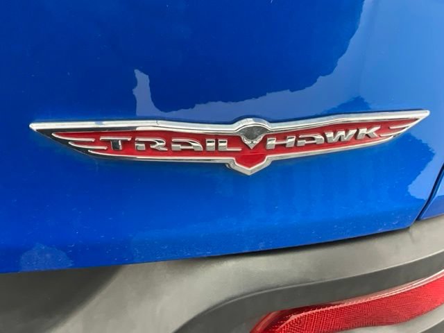 Used 2017 Jeep Cherokee Trailhawk AWD/4WD image 31