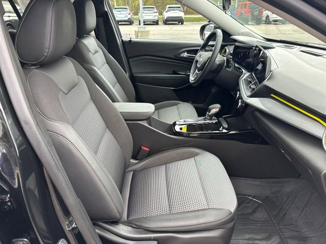Used 2024 Chevrolet Trax LT w/ Driver Confidence Package FWD image 35
