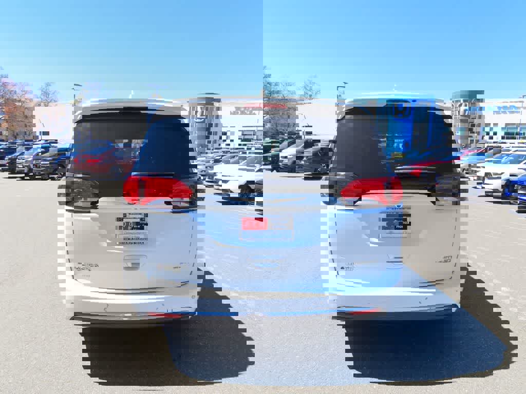 Used 2017 Chrysler Pacifica Limited image 5