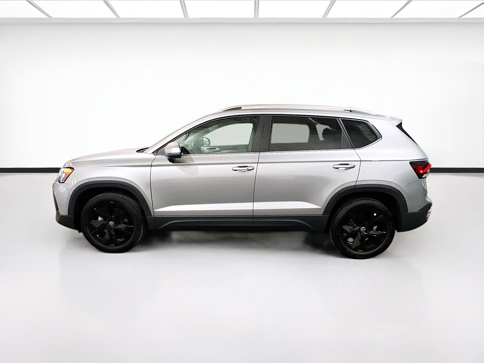 Used 2025 Volkswagen Taos SE w/ Panoramic Sunroof Package FWD image 23
