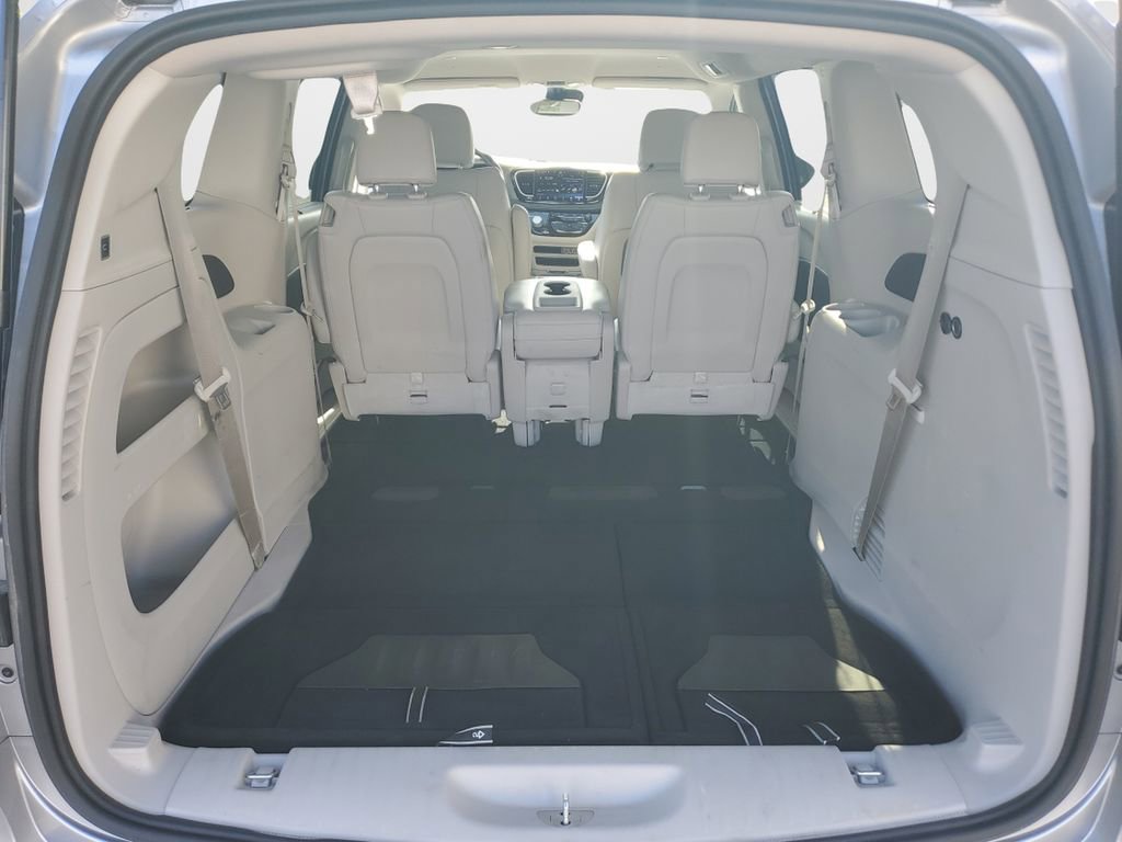 Used 2021 Chrysler Pacifica Touring-L FWD image 9