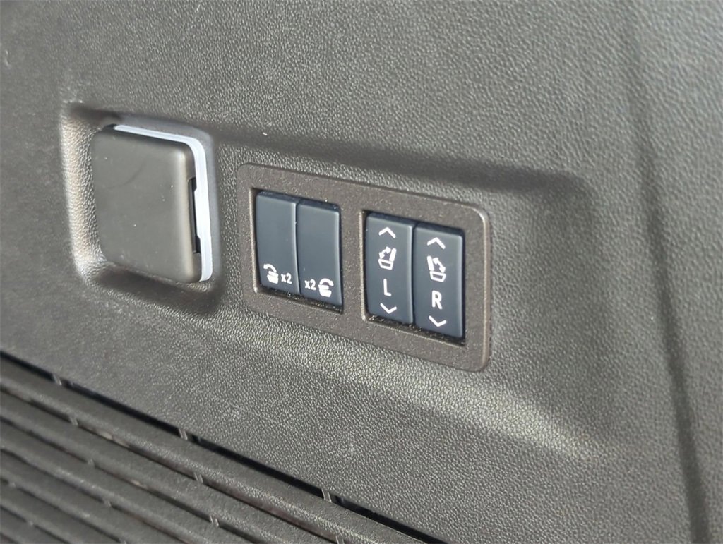 Used 2025 GMC Yukon XL Denali image 28