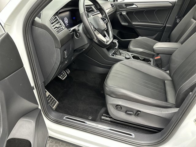 Used 2023 Volkswagen Tiguan SE R-Line AWD/4WD image 11