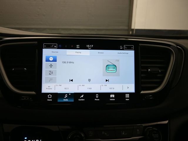 Used 2025 Chrysler Pacifica Select image 19
