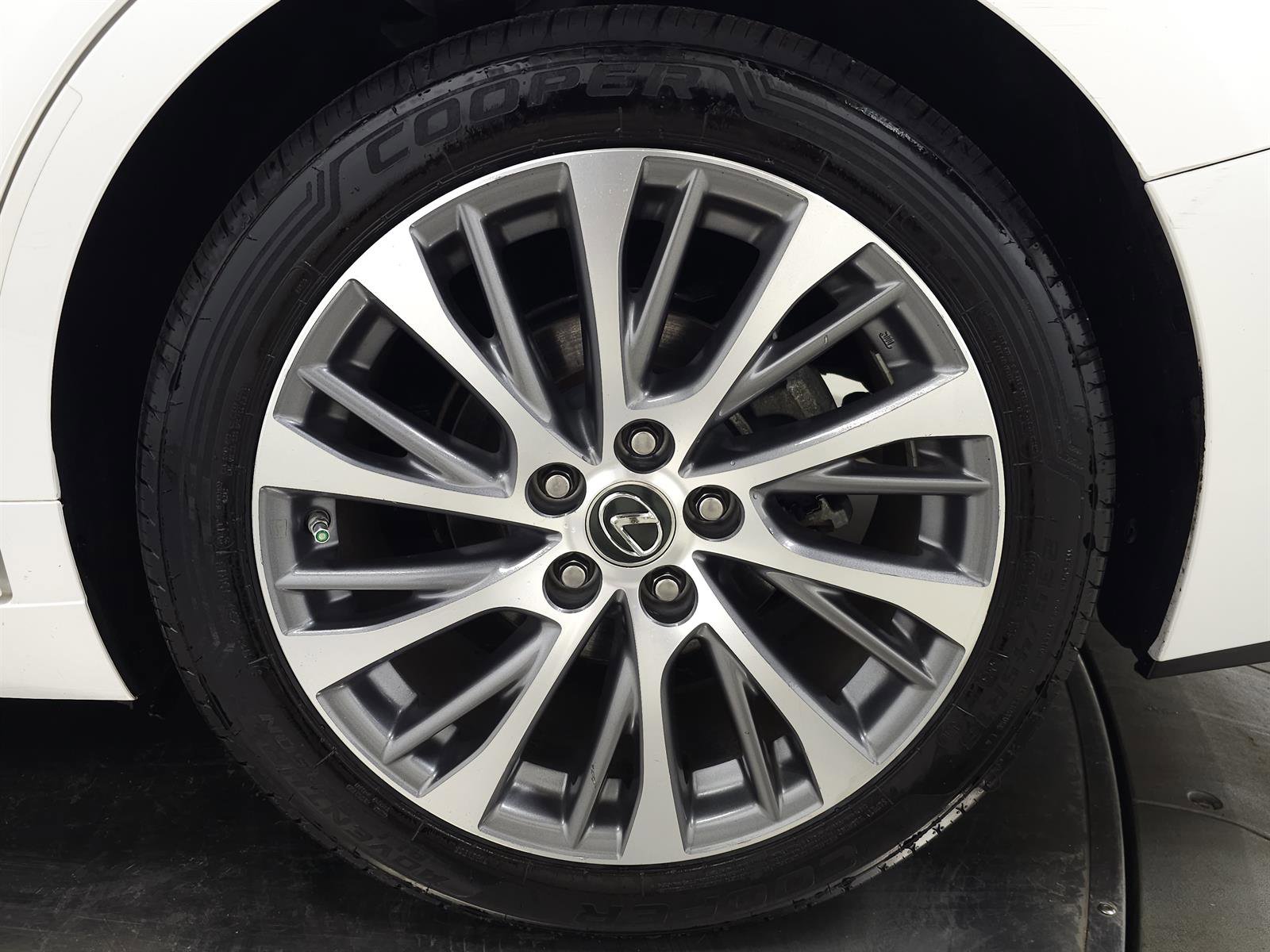 Used 2020 Lexus ES 350 w/ Premium Package image 10