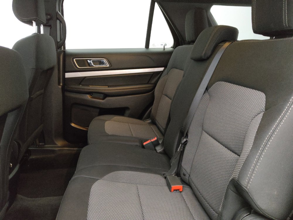 Used 2017 Ford Explorer XLT w/ Equipment Group 201A AWD/4WD image 18