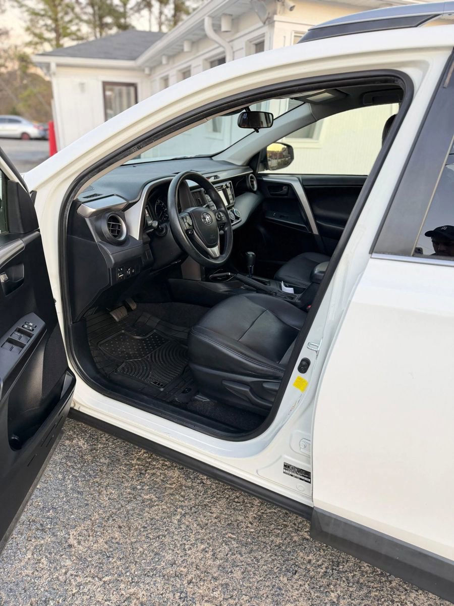 Used 2018 Toyota RAV4 LE FWD image 7