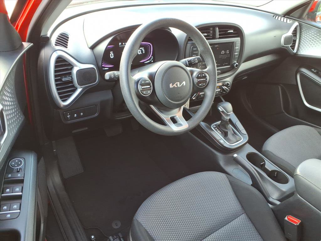 Used 2025 Kia Soul LX w/ LX Technology Package FWD image 17