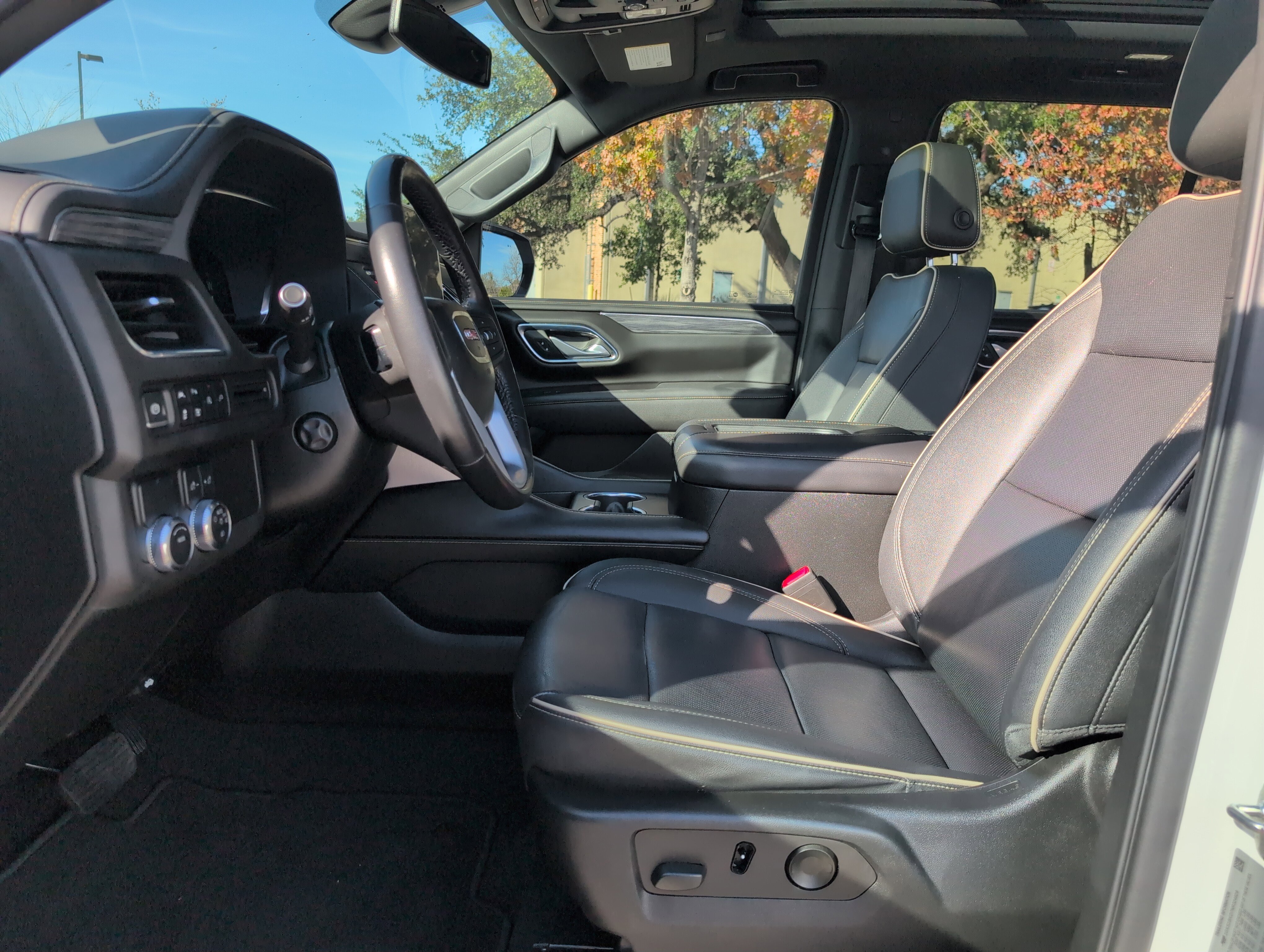 Used 2022 GMC Yukon SLT w/ SLT Premium Package image 22