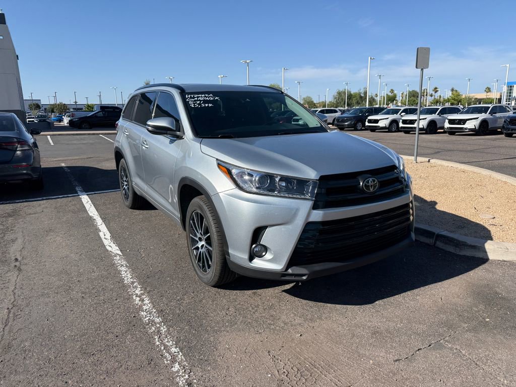 Used 2017 Toyota Highlander SE w/ Carpet Mat Package FWD image 3