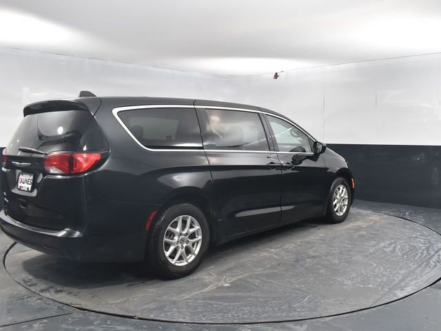 Used 2023 Chrysler Voyager LX FWD image 9